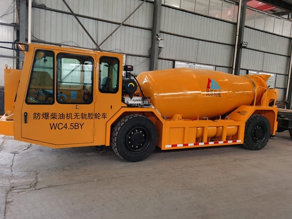 礦用濕噴臺車，礦用混凝土泵，礦用攪拌機發(fā)貨